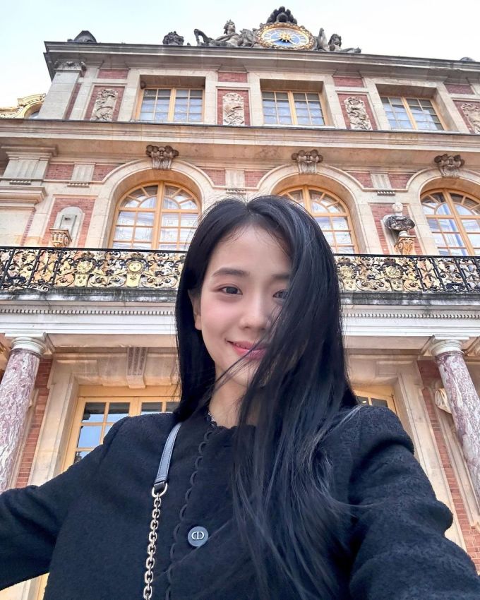 Jisoo dạo chơi Paris sau khi xem Lisa biểu diễn