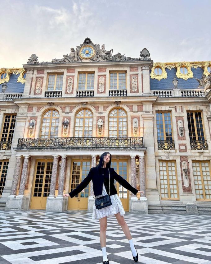 Jisoo dạo chơi Paris sau khi xem Lisa biểu diễn - 1