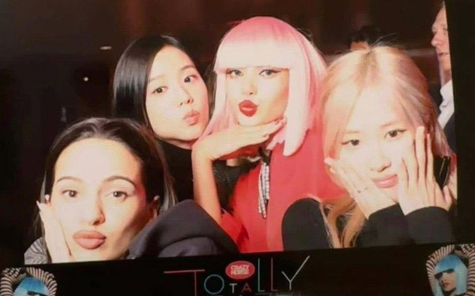 Jisoo và Rosé có mặt ngay đêm diễn đầu tiên của Lisa ở Crazy Horses để ủng hộ cho em út Blackpink. Kết thúc show, Lisa (tóc hồng) khoe hình chụp trong câu lạc bộ thoát y với hai chị em thân thiết. Trước đó, ngày 25/9, cả ba thành viên sang Pháp để dự tuần lễ thời trang Paris.