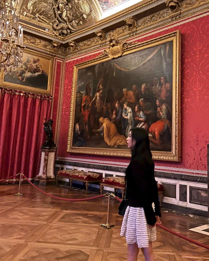 Jisoo dạo chơi Paris sau khi xem Lisa biểu diễn - 4