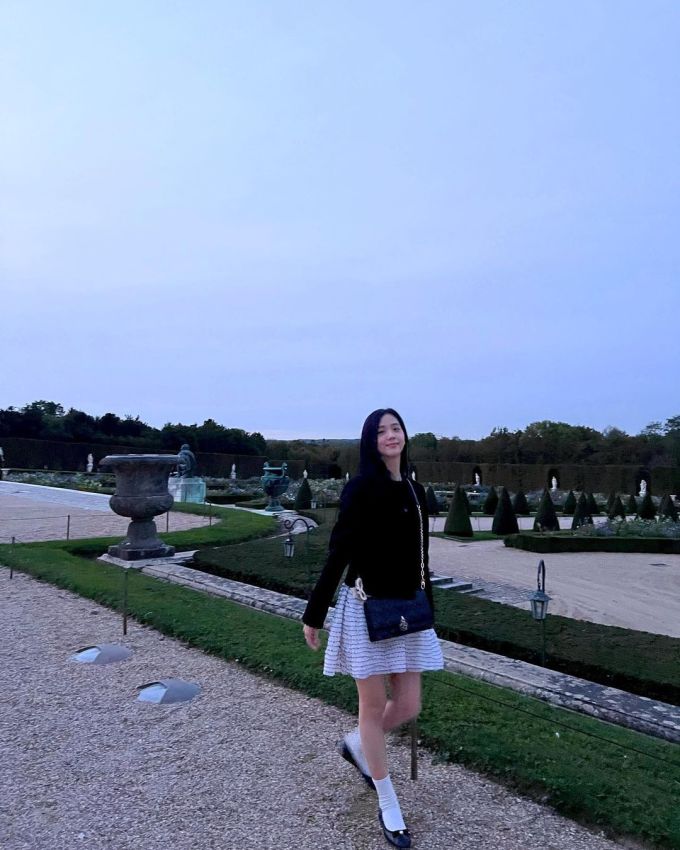 Jisoo dạo chơi Paris sau khi xem Lisa biểu diễn - 5