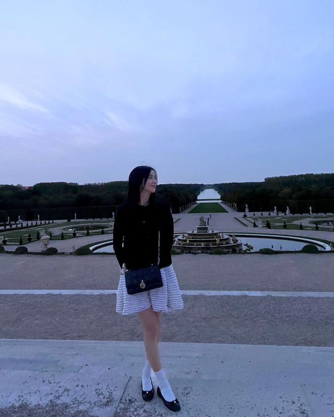 Jisoo dạo chơi Paris sau khi xem Lisa biểu diễn - 6