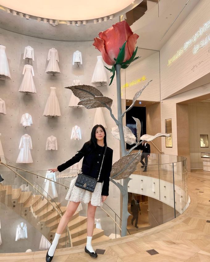 Jisoo dạo chơi Paris sau khi xem Lisa biểu diễn - 7