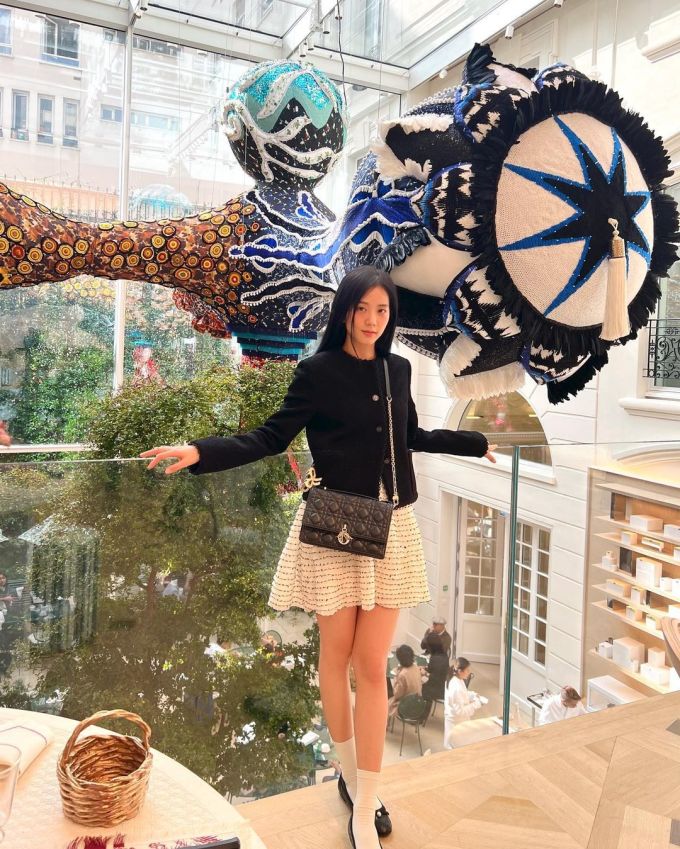 Jisoo dạo chơi Paris sau khi xem Lisa biểu diễn - 8