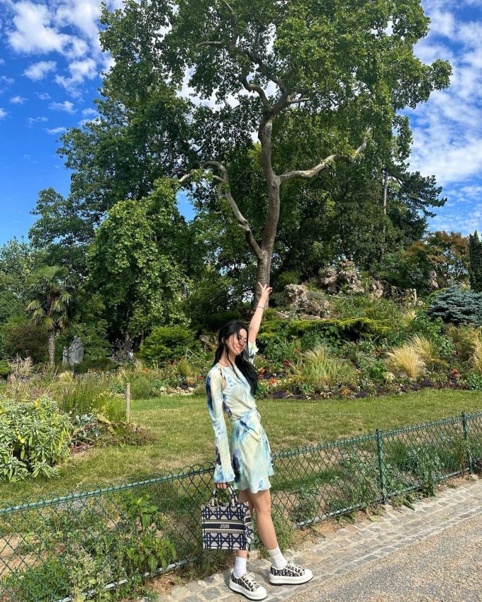 Jisoo dạo chơi Paris sau khi xem Lisa biểu diễn - 9