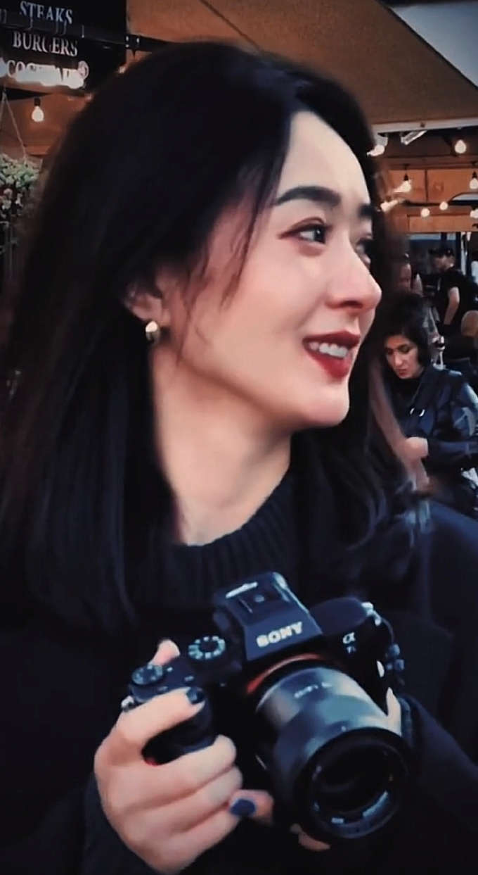 Triệu Lệ Dĩnh trên đường phố Praha. Ảnh: Weibo